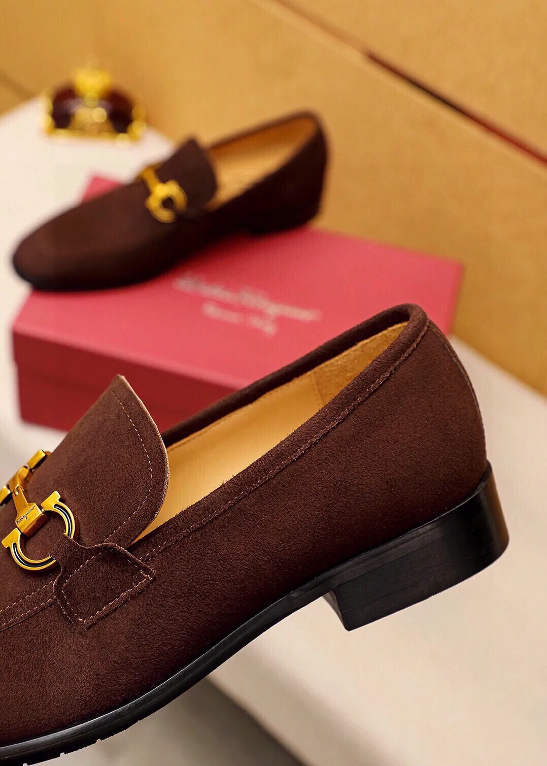 Men's shoes 💰520 💐 Product trademark: Ferragamo "Ferragamo" casual leather shoes Regular size: 38-44 (45🉑️customized) Product materials: Selected imported first-layer frosted cowhide upper + original hardware buckle, imported water-dyed cowhide leather lining. Strong three-dimensional visual effect, combined outsole Color: 2⃣️colors available